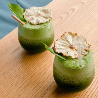 Taze organik detoks yeşil içecek smoothie masada ıspanak, muz. Sağlıklı, besleyici, vejetaryen yiyecekler.