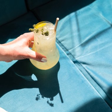 Masada taze limonata ve meyve var. en üstteki görünüm