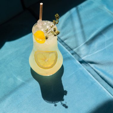 Masada taze limonata ve meyve var. en üstteki görünüm