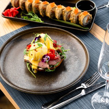 kırmızı şarap ile masada lüks yemek hazır