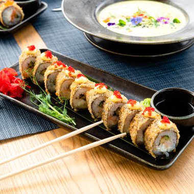 Tempura restorandaki masada yuvarlanıyor.