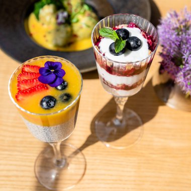 Lokantadaki ahşap masada iki lezzetli tatlı.