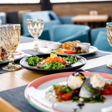 Lokantada öğle yemeği servisi.