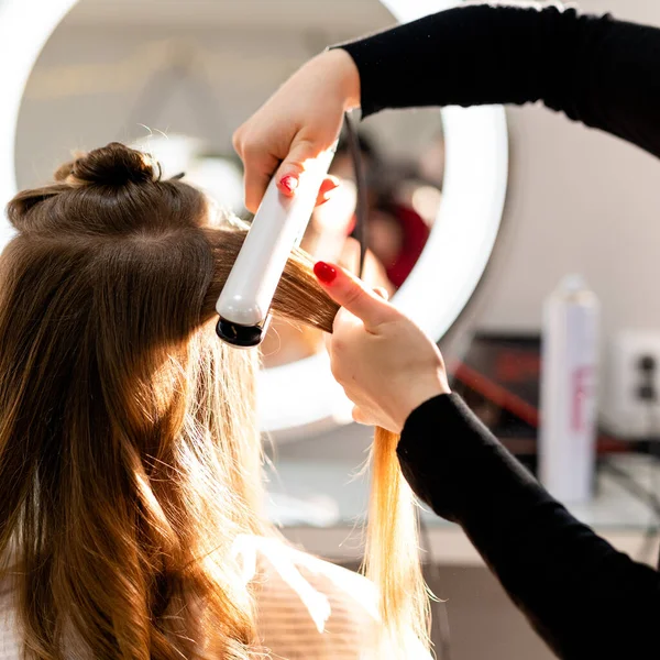 Friseurhände Machen Wellpappe Mit Einem Gerät Auf Langen Haaren Schönheitssalon — Stockfoto