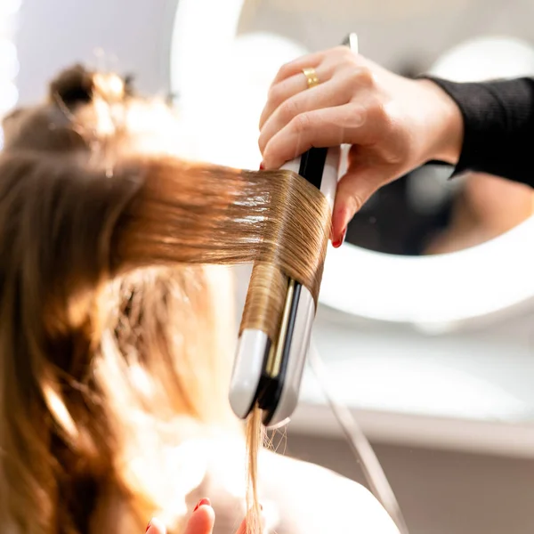 Friseurhände Machen Wellpappe Mit Einem Gerät Auf Langen Haaren Schönheitssalon — Stockfoto