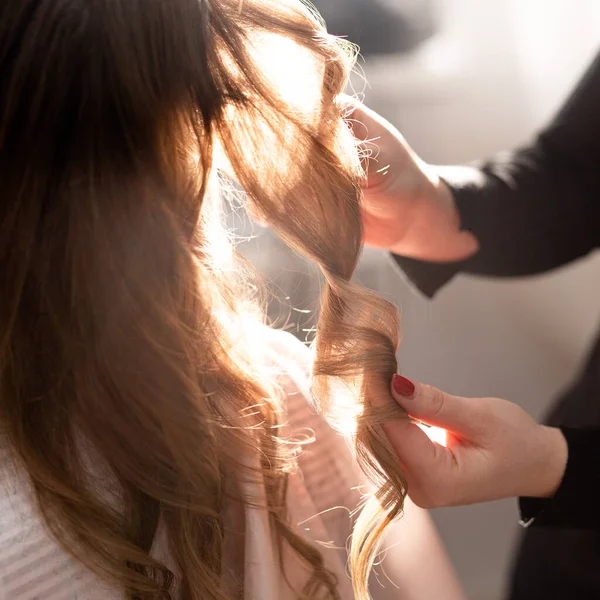 Kuaförlerin Elleri Uzun Saçlı Bir Aletle Kıvrım Yapar Güzellik Salonu — Stok fotoğraf