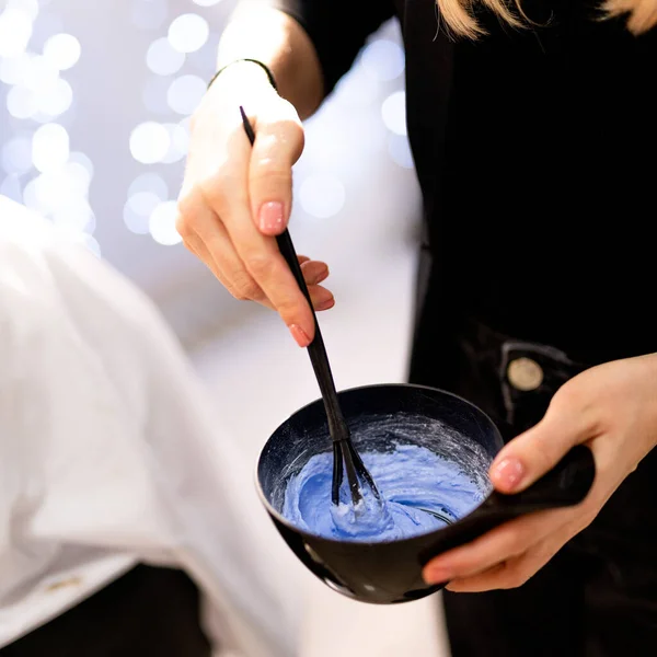 Estilista Preparando Tinte Para Cabello Recipiente — Foto de Stock