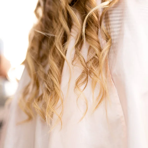 Welliges Blondes Haar Rückansicht Weißer Hintergrund — Stockfoto