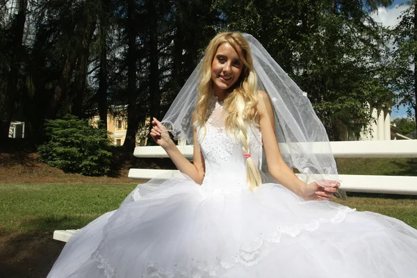 Pretty bride in park — Stock Photo, Image