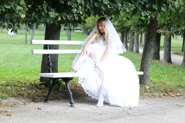 Bride sitting on bench — Stock Photo, Image