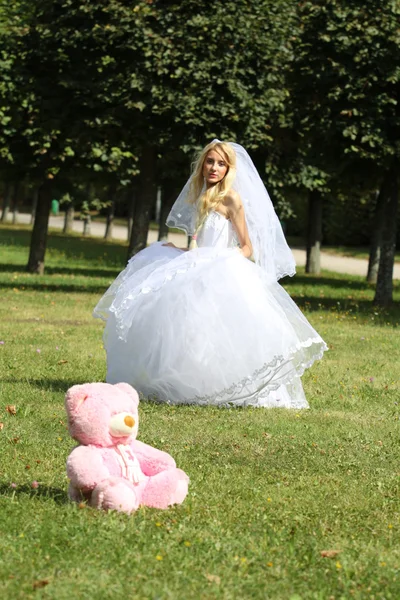 Bride and pink toy in park — Stock Photo, Image