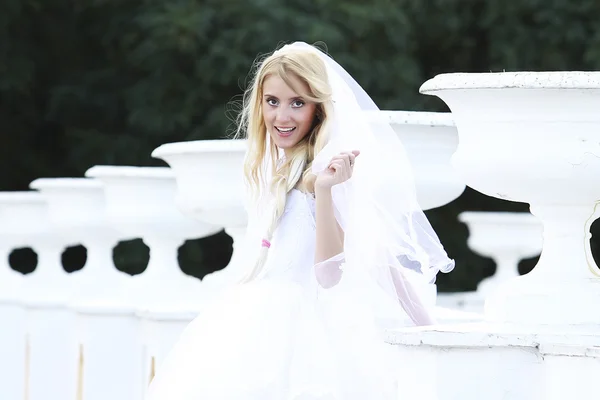 Happy bride in park — Stock Photo, Image