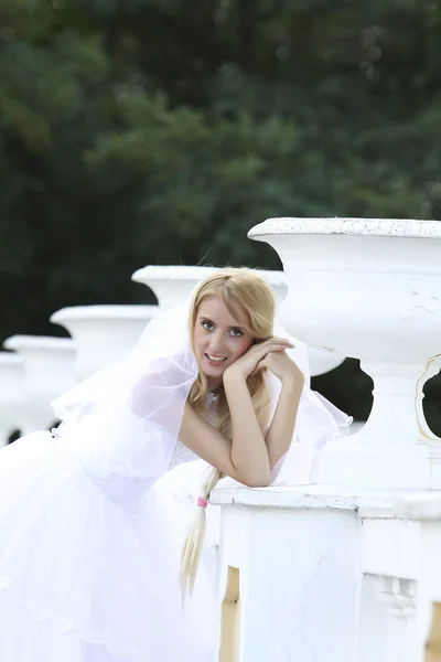 Pretty bride in park — Stock Photo, Image