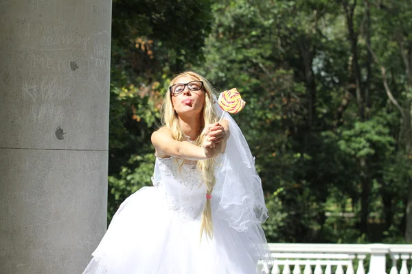 Funny bride in park — Stock Photo, Image