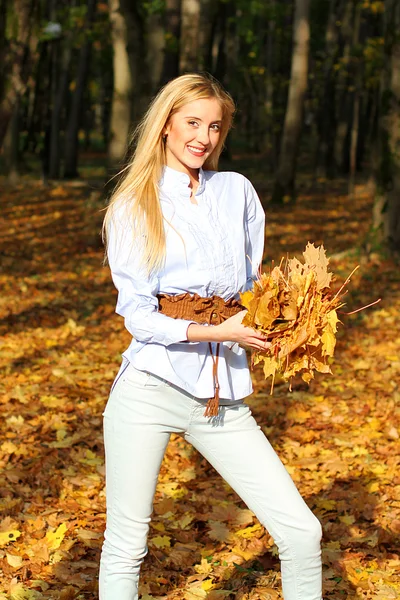 Fille en automne — Photo