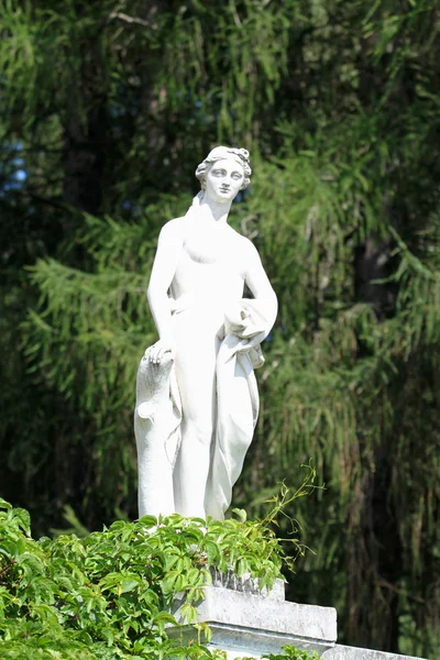 Sten skulptur i park — Stockfoto