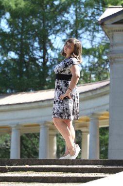 parkta yürüyen kadın