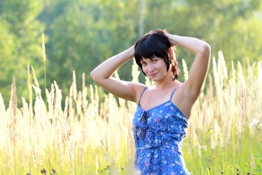 çayır üzerinde esmer kadın