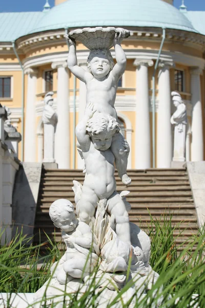 Скульптура ангелов возле дворца — стоковое фото