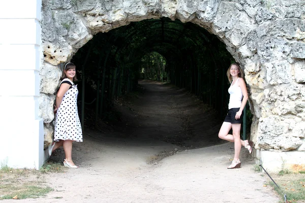 Dois amigos perto do túnel — Fotografia de Stock