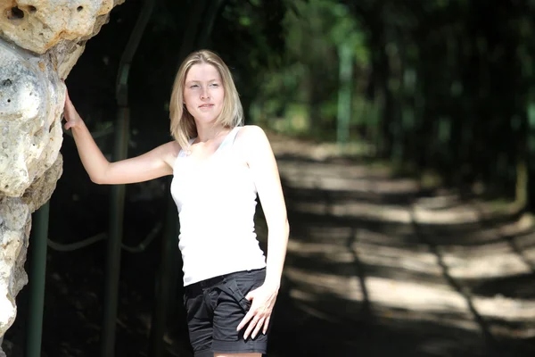 Mulher loira no parque — Fotografia de Stock