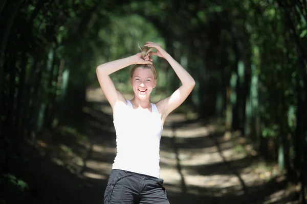 Heureuse femme blonde dans le parc — Photo