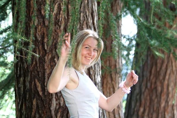 Mulher feliz perto de árvores — Fotografia de Stock