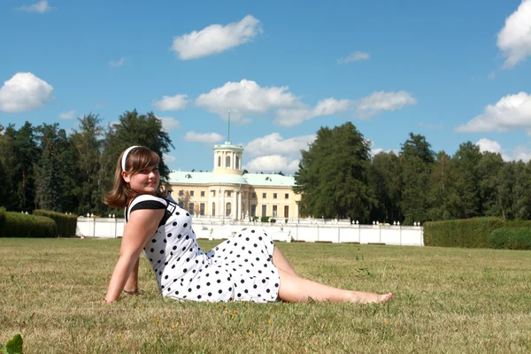 Junge Frau sitzt auf Gras — Stockfoto