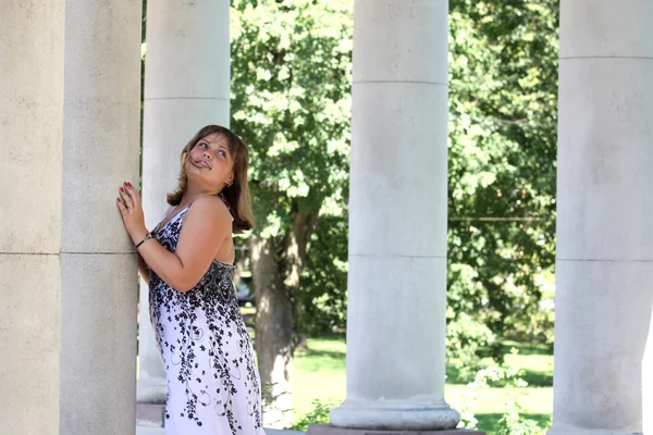 Young woman posing in park — Stock Photo, Image