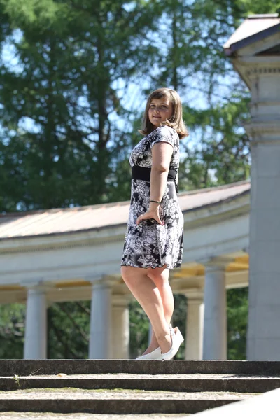 Jeune femme marchant dans le parc — Photo