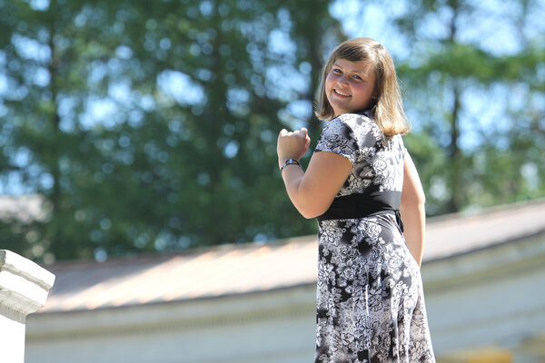 Счастливая женщина в парке
