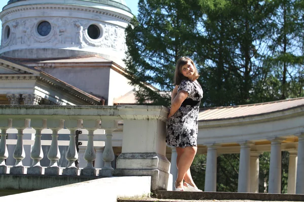 Mujer caminando en el parque —  Fotos de Stock