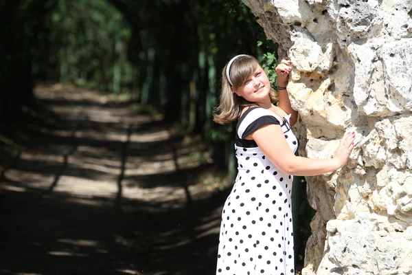 Jeune femme dans le parc — Photo