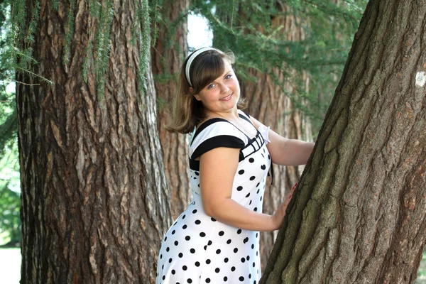 Gelukkige jonge vrouw in park — Stockfoto