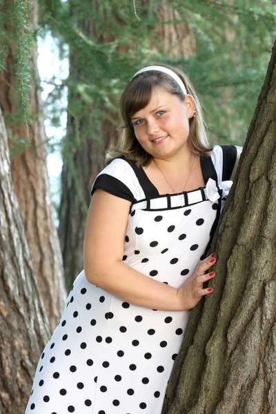 Young woman in white dress in park — 图库照片