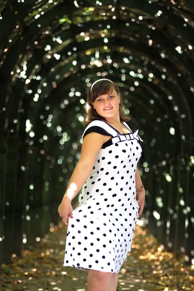 Pretty young woman in park — Stock Photo, Image