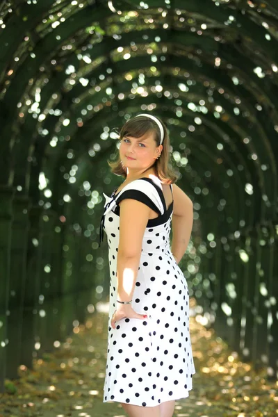 Young woman posing in park — Stock Photo, Image