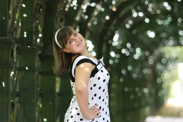 Mujer bastante joven en el parque — Foto de Stock