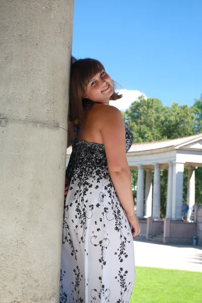 Pretty brunette woman in park — Stock Photo, Image