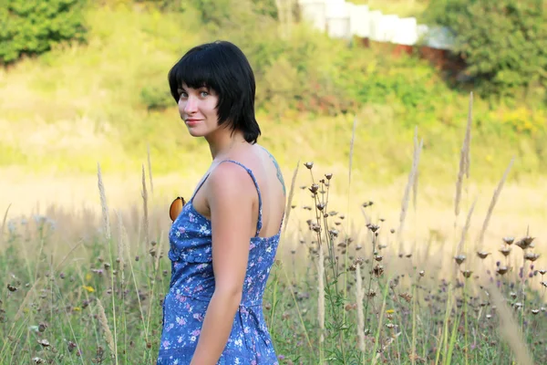 Pretty woman in field — Stock Photo, Image