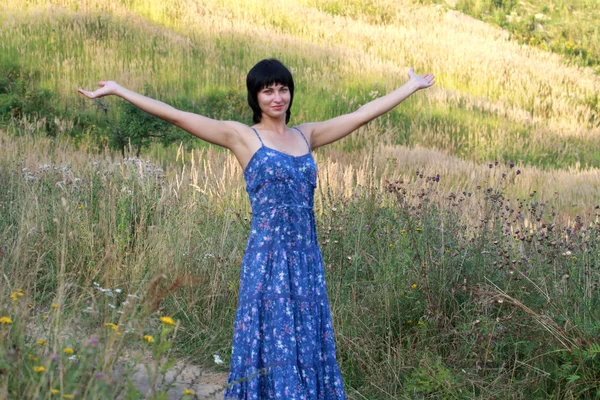 Mulher feliz no campo — Fotografia de Stock