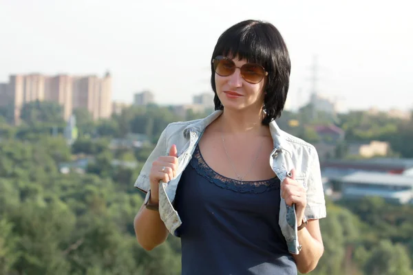 Glückliche brünette Frau mit Sonnenbrille — Stockfoto