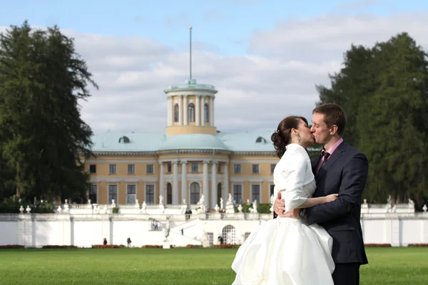 Bride and groom kissing in Arkhangelskoe — Stock Photo, Image