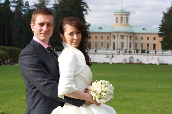 Bride and groom in Arkhangelskoe — Stock Photo, Image