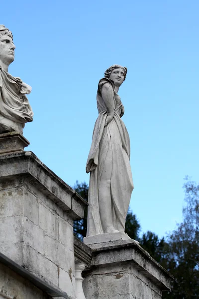 Gamla statyer i parken — Stockfoto