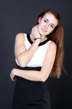 Elbiseli güzel bir kadın.