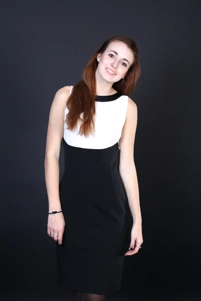 Ganska ung kvinna i klänning — Stockfoto