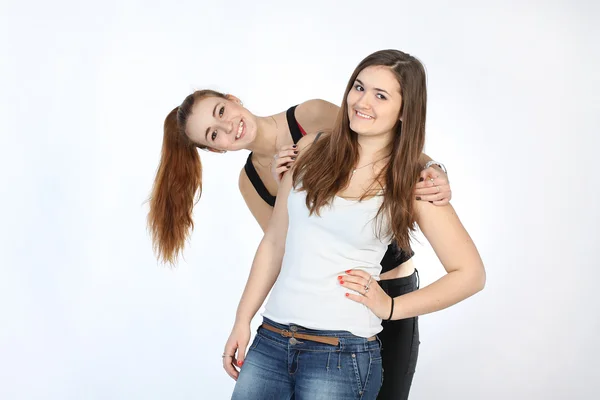 Två glada unga kvinnor — Stockfoto