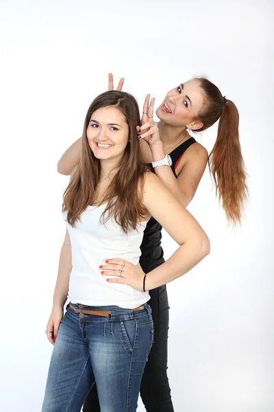 Dwie młode kobiety śmieszne — Zdjęcie stockowe