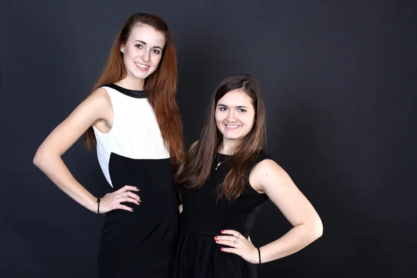 Två unga kvinnor i klänningar — Stockfoto